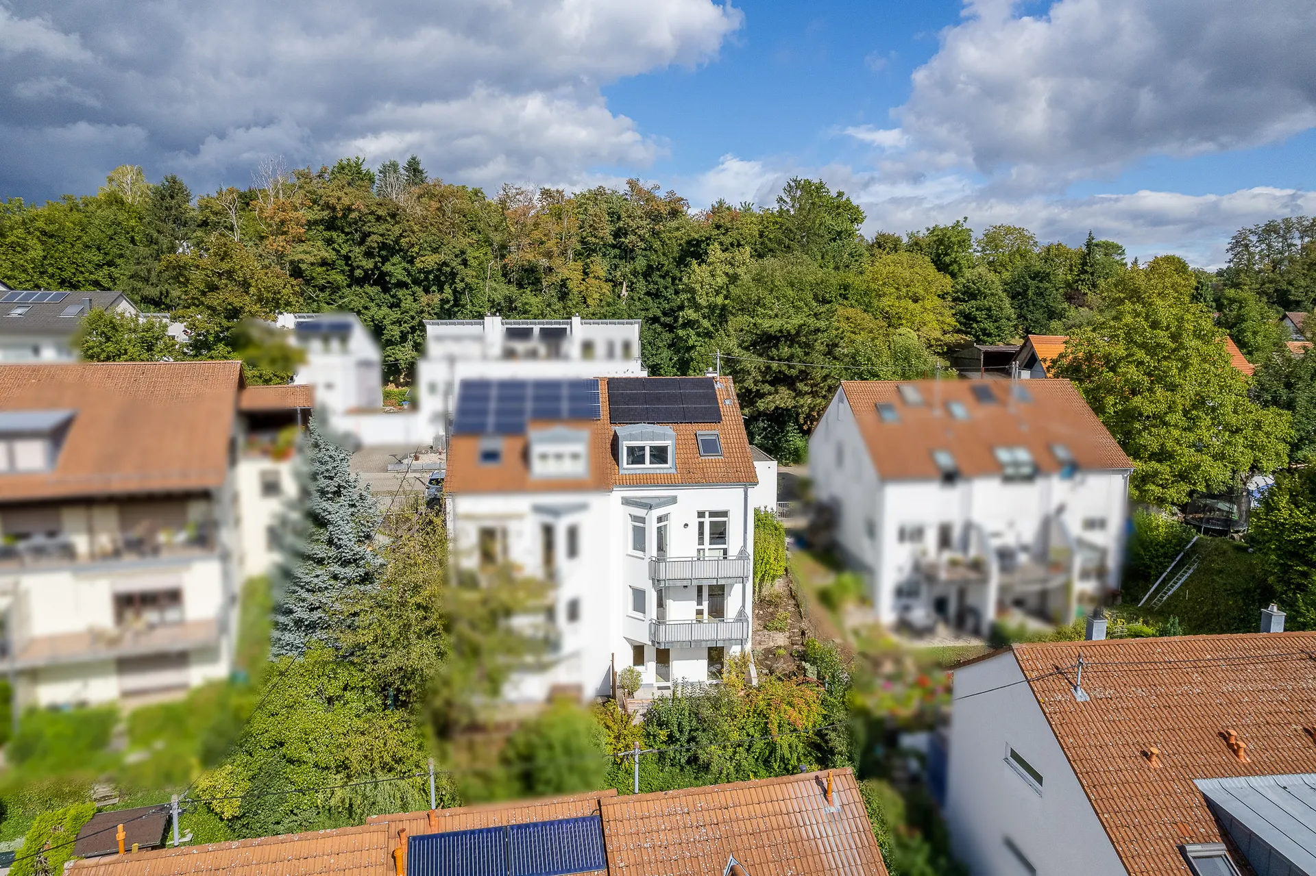 Sonnenenergie inklusive: modernes Reihenhaus mit Einliegerwohnung, Terrasse & 2 Balkonen – Bild 1 von 62