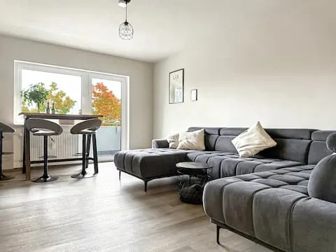 Hochwertig modernisierte, helle 3-Zimmer-Wohnung mit Süd-Balkon in zentraler Lage – provisionsfrei – Bild 1 von 26