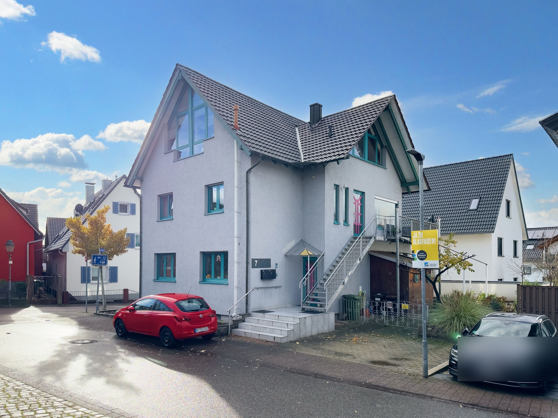 Platz für drei Generationen! - modernes Wohnhaus mit zwei Stellplätzen in Rheinstetten - Ansicht von Straße