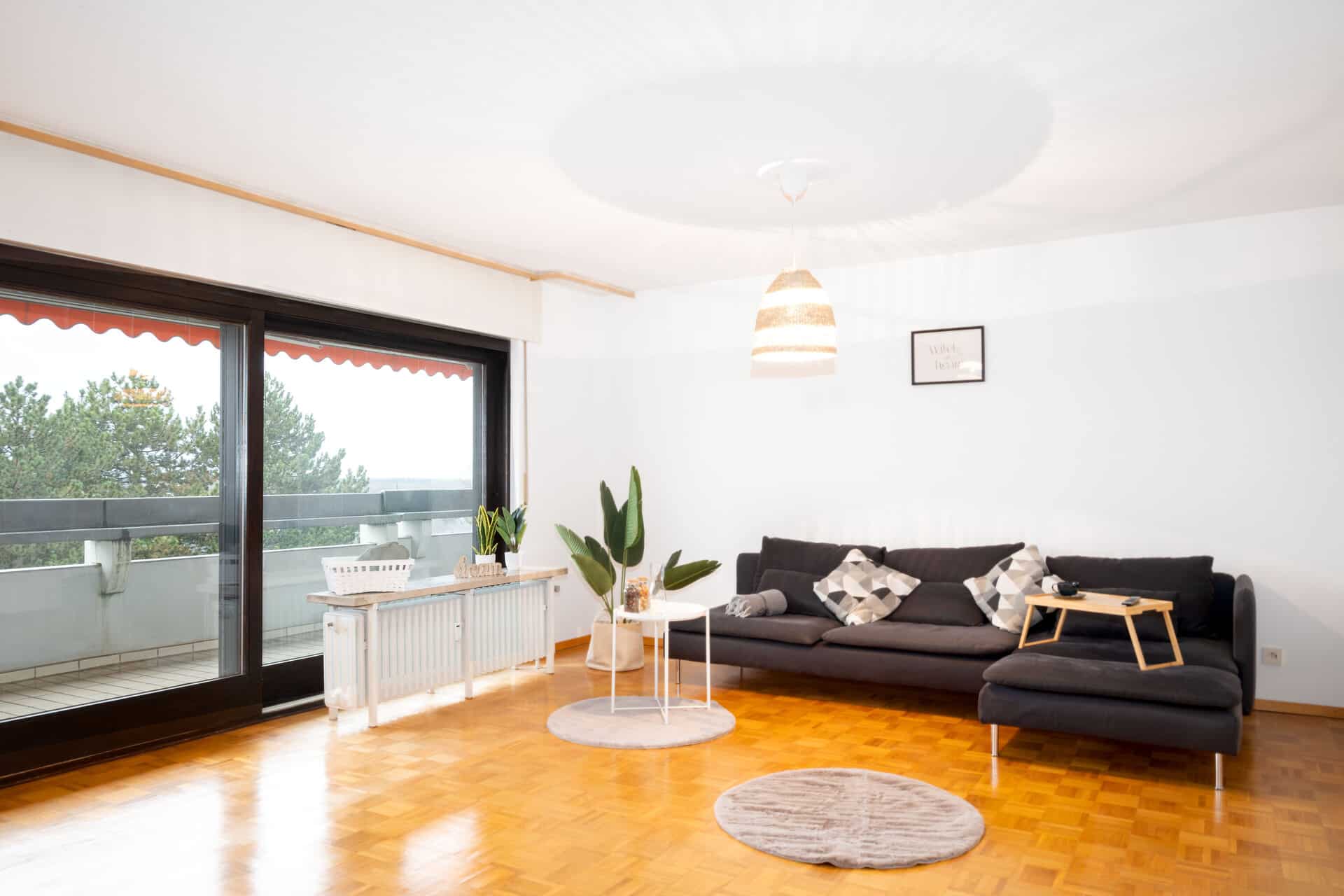 Gleich einziehen! Großzügige helle Eigentumswohnung mit Weitblick in Ettlingen - Wohnzimmer