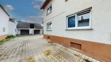 FREISTEHENDES HAUS MIT GROSSEM GARTEN IN NEUBURG SUCHT HANDWERKSMEISTER - Einfahrt mit Nebengebäude