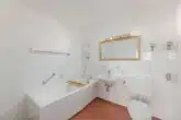 Badezimmer mit Wanne - 2-Zimmer-Wohnung mit Weitblick in Durlach – Eigennutzung oder Kapitalanlage