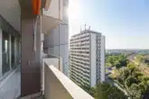 großzügiger Balkon mit Markise - 2-Zimmer-Wohnung mit Weitblick in Durlach – Eigennutzung oder Kapitalanlage