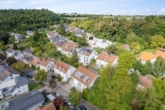 Luftansicht - Sonnenenergie inklusive: modernes Reihenhaus mit Einliegerwohnung, Terrasse & 2 Balkonen