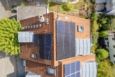 Luftansicht mit PV-Anlage - Sonnenenergie inklusive: modernes Reihenhaus mit Einliegerwohnung, Terrasse & 2 Balkonen